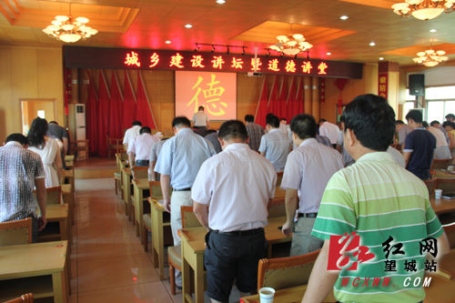 行一份大禮，活動上，大家向德字鞠躬。解巾英 攝