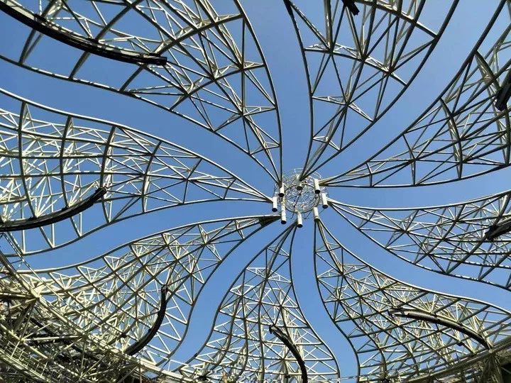 耗資11億、重達1280噸、40米高空上的“蓮花”建筑開花了！網(wǎng)友：撲面而來的中國風(fēng)！