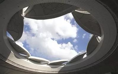 耗資11億、重達1280噸、40米高空上的“蓮花”建筑開花了！網(wǎng)友：撲面而來的中國風(fēng)！