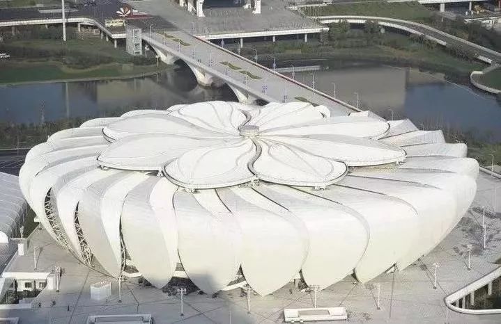 耗資11億、重達1280噸、40米高空上的“蓮花”建筑開花了！網(wǎng)友：撲面而來的中國風(fēng)！