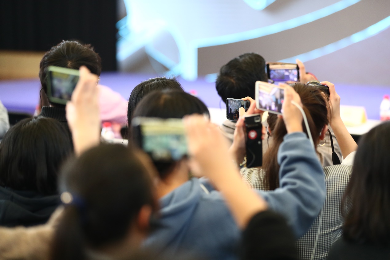 一群人在看手機 描述已自動生成