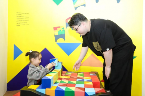 凝聚童心、童趣，“爸爸”大愛治愈天真歲月